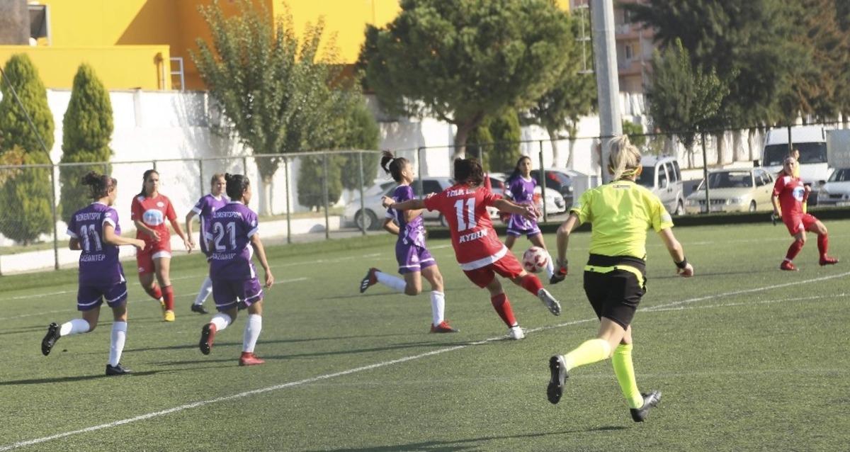 Kadın futbolculara Başkan Atay&rsquo;dan destek