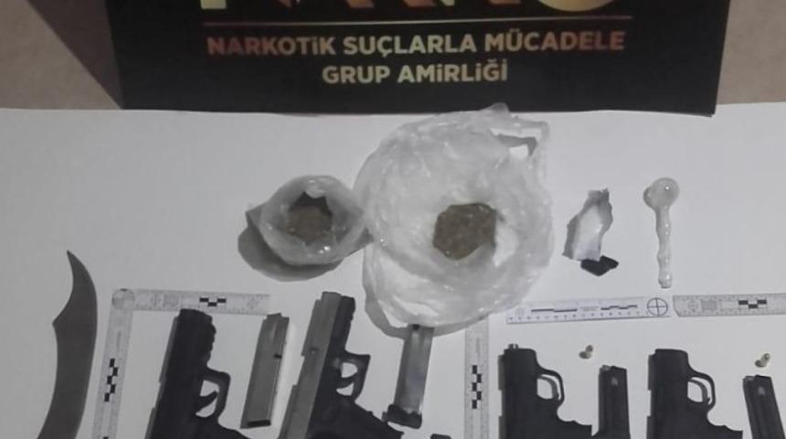 Baskında 70 gram uyuşturucu ve 4 adet tabanca ele ge&ccedil;irildi