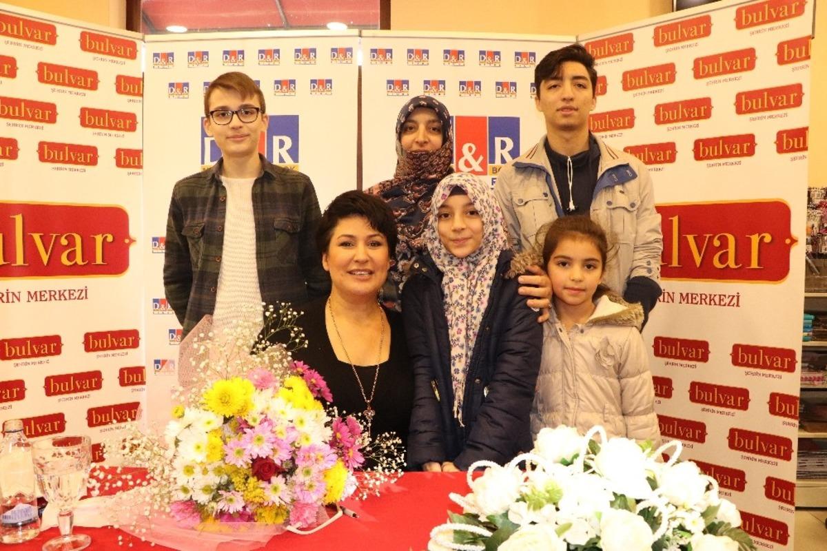 Sanat&ccedil;ı İclal Aydın Samsun&rsquo;da sevenleriyle buluştu