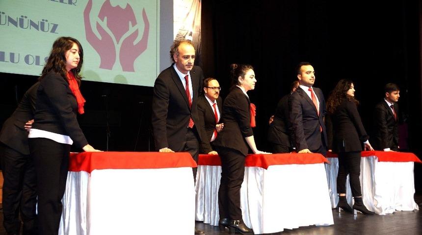 &Ccedil;i&ccedil;eği burnunda &ouml;ğretmenler 24 Kasım&rsquo;da yemin etti