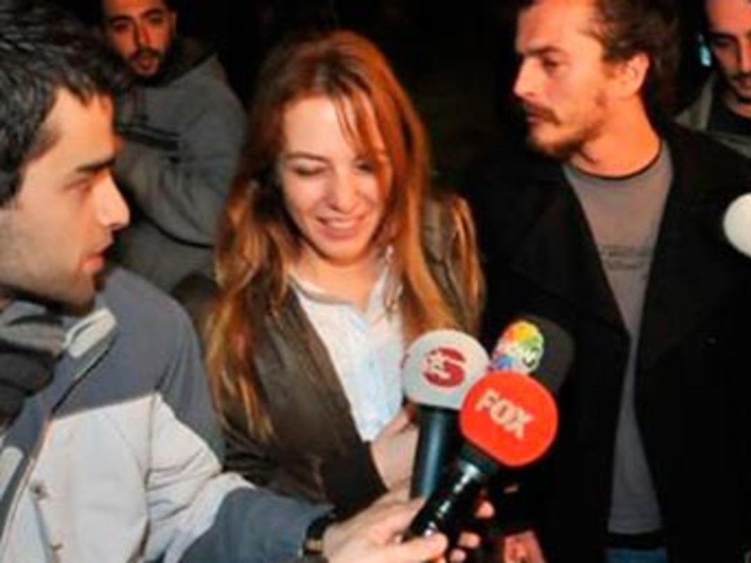 Gazetecilere saldırdı