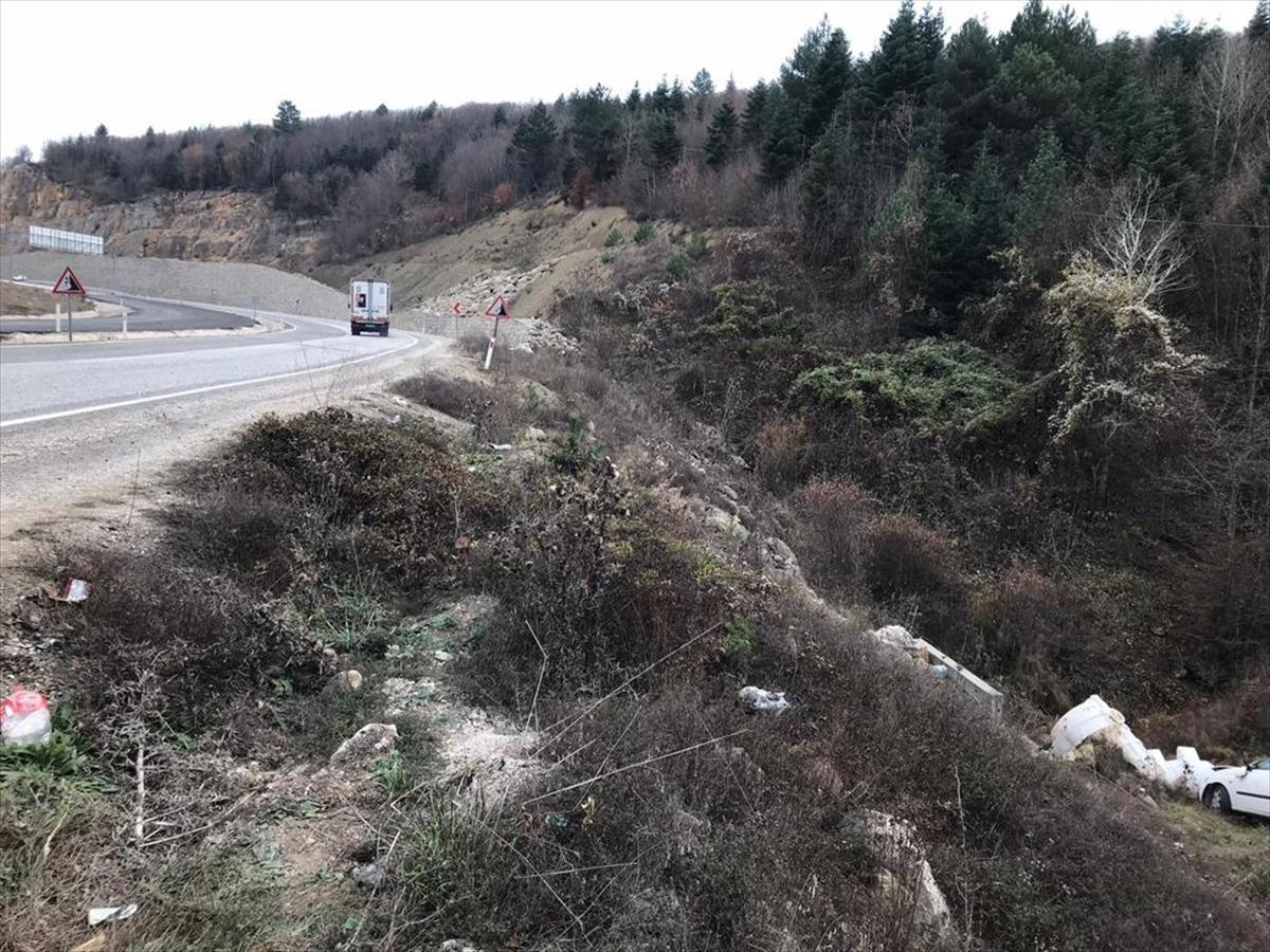 Karab&uuml;k'te otomobil şarampole devrildi: 7 yaralı