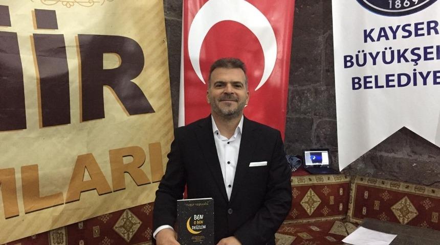 Yusuf Yeşilkaya yeni kitabını imzaladı