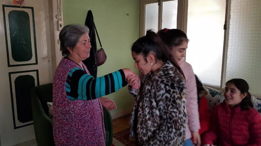 &Ouml;ğrencileri ilkokul &ouml;ğretmenlerini unutmadı