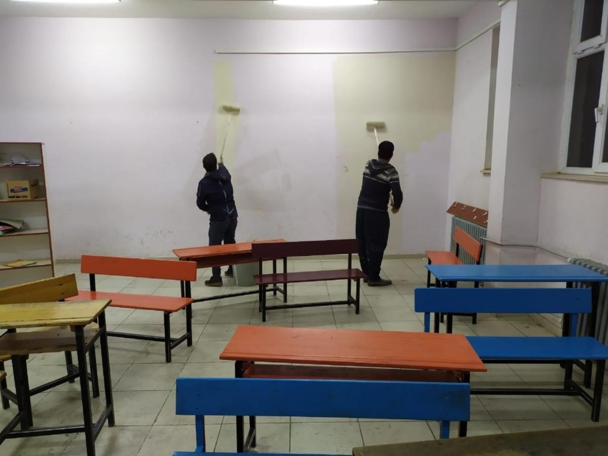 Fedakar &ouml;ğretmenlerden okul boyama &ccedil;alışması