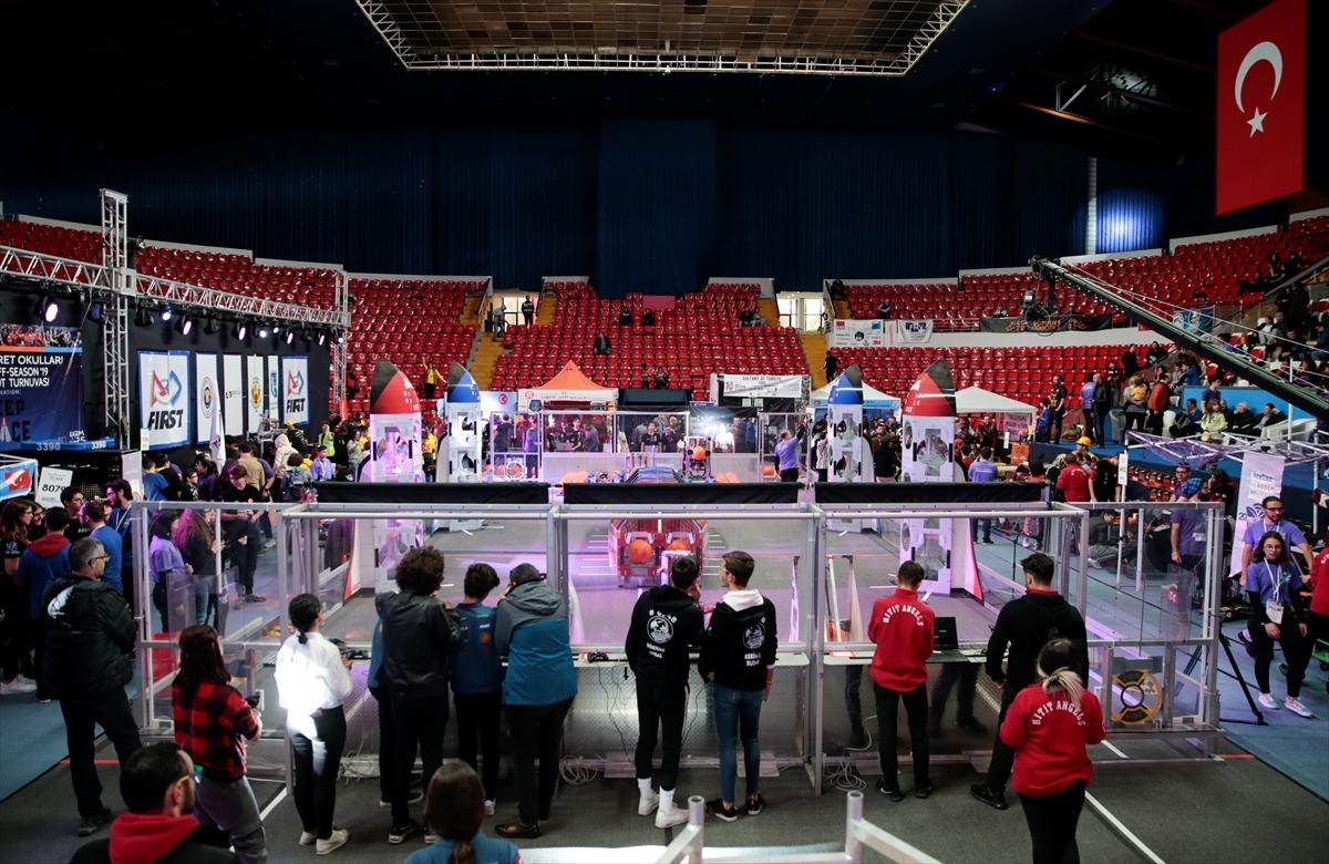 &Ouml;ğrenciler başkentte robotlarını yarıştırdı
