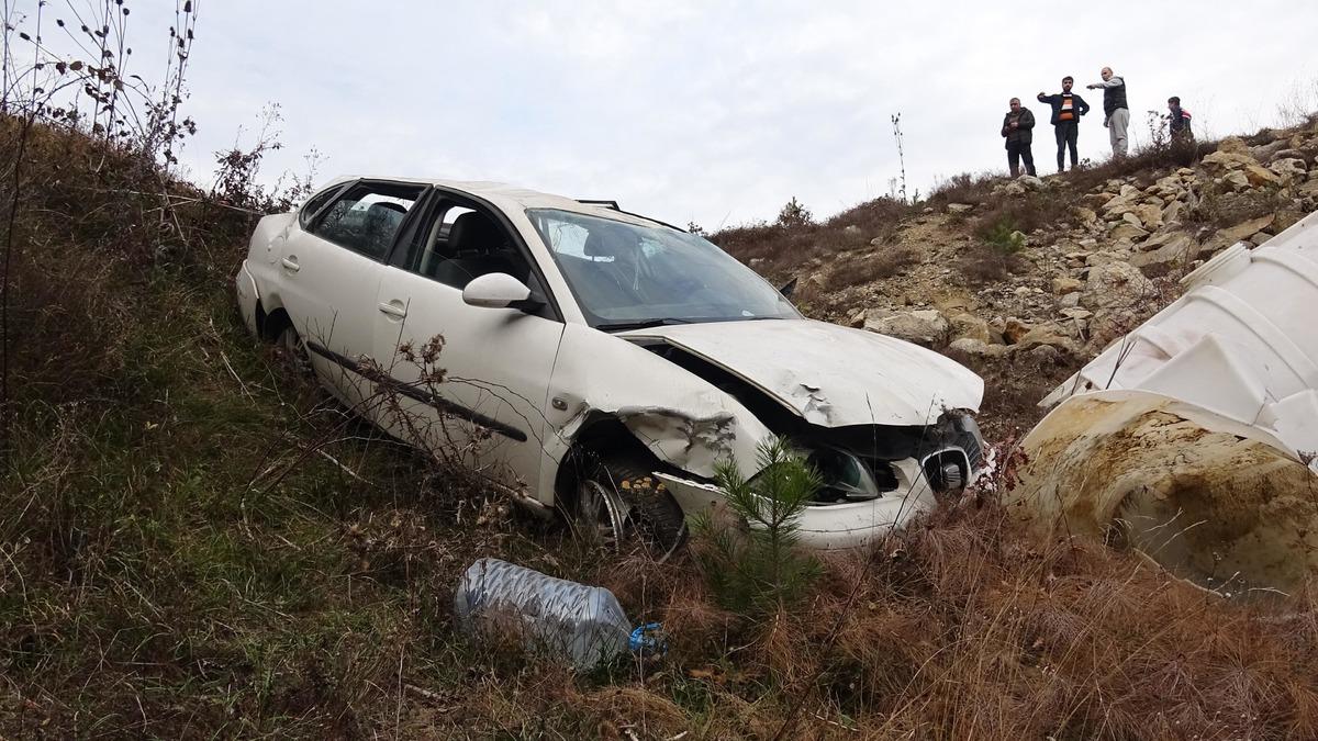 Akademisyenin otomobili şarampole devrildi: 2'si &ccedil;ocuk 7 yaralı