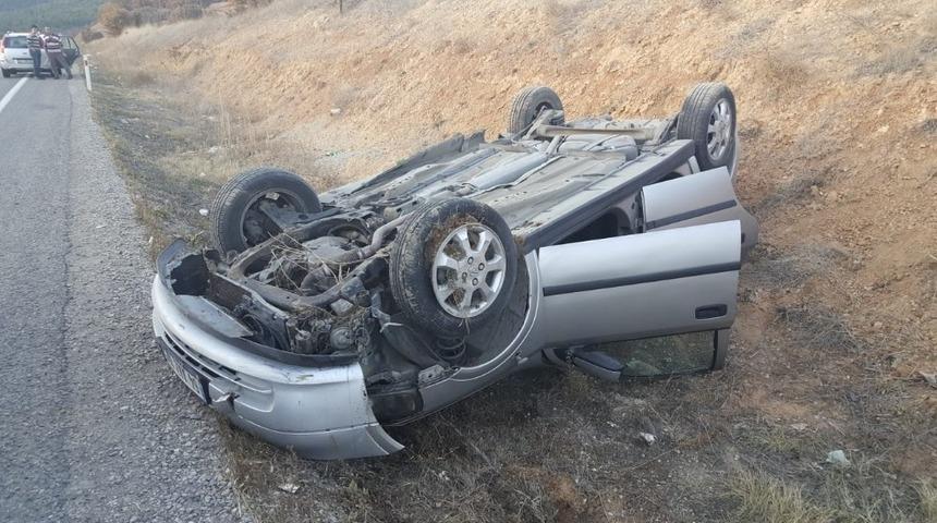 Kontrolden &ccedil;ıkan otomobil şarampole yuvarlandı: 1 hafif yaralı