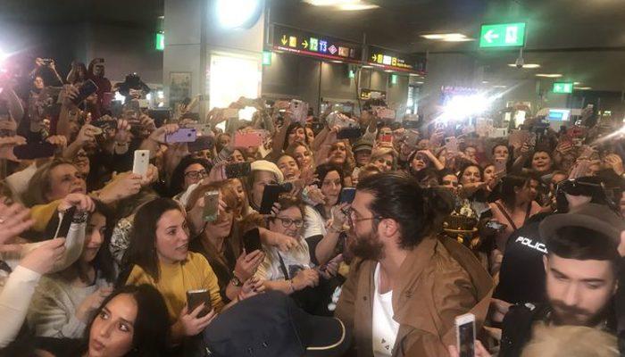 İspanya'da Can Yaman izdihamı! Madrid Havalimanı'ndan polisler eşliğinde ayrıldı