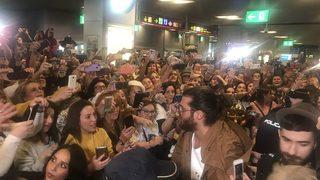 İspanya'da Can Yaman izdihamı! Madrid Havalimanı'ndan polisler eşliğinde ayrıldı