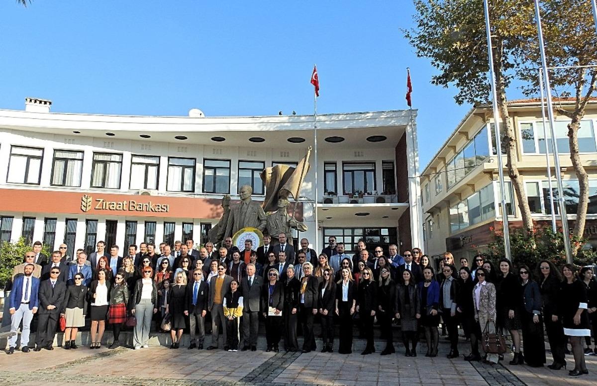 &Ouml;ğretmenler G&uuml;n&uuml; &Ccedil;eşme&rsquo;de coşkuyla kutlandı