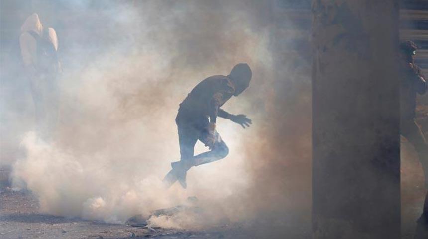 Irak'ın Zikar kentinde protestocular valilik binasını ateşe verdi