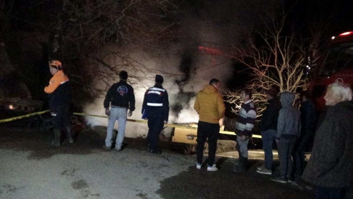 Bartın&rsquo;da 2 ev &ccedil;ıkan yangında k&uuml;le d&ouml;nd&uuml;