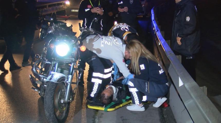 Motosikletiyle bariyere &ccedil;arpan s&uuml;r&uuml;c&uuml; yaralandı