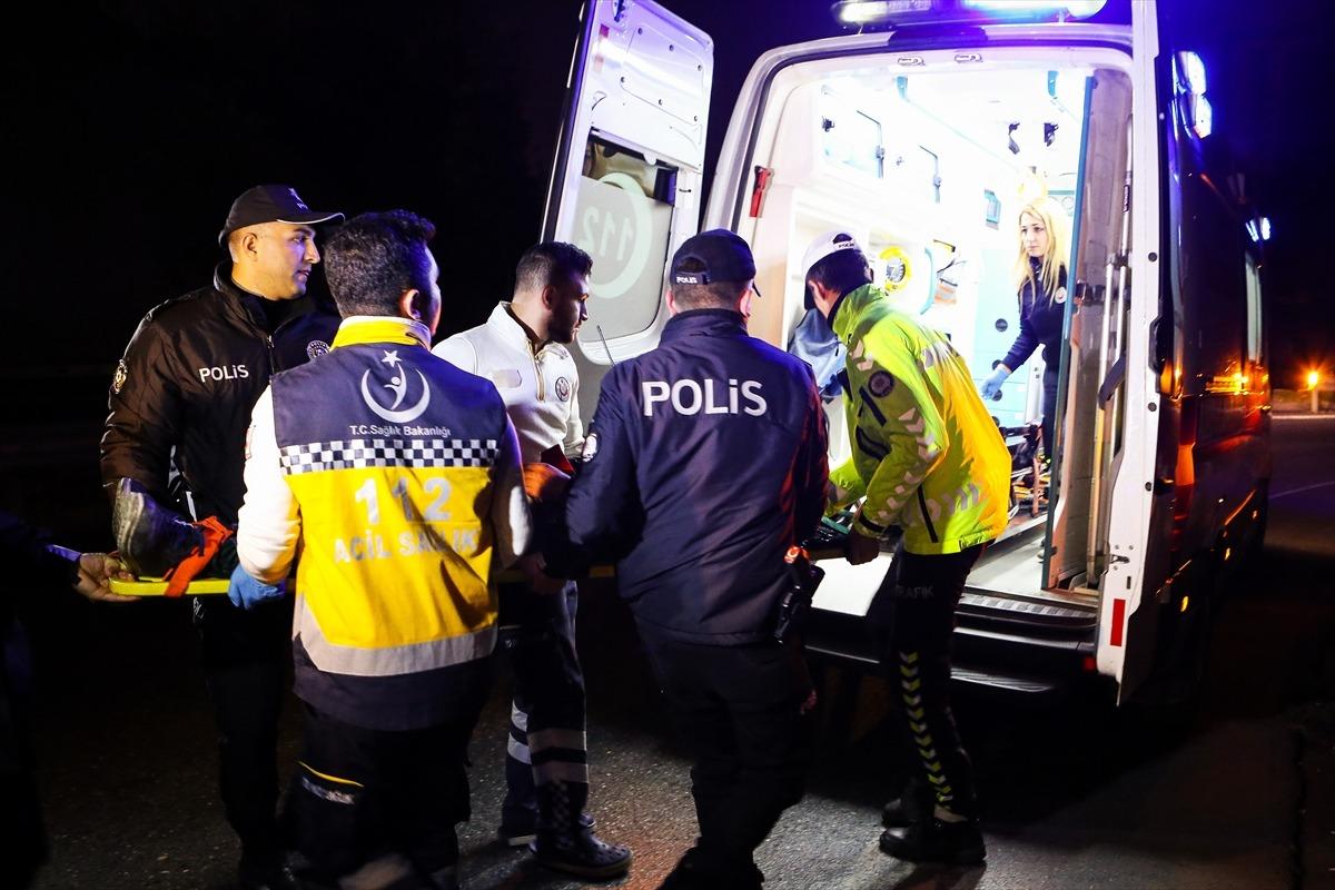 Motosikletiyle bariyerlere &ccedil;arpan s&uuml;r&uuml;c&uuml; yaralandı