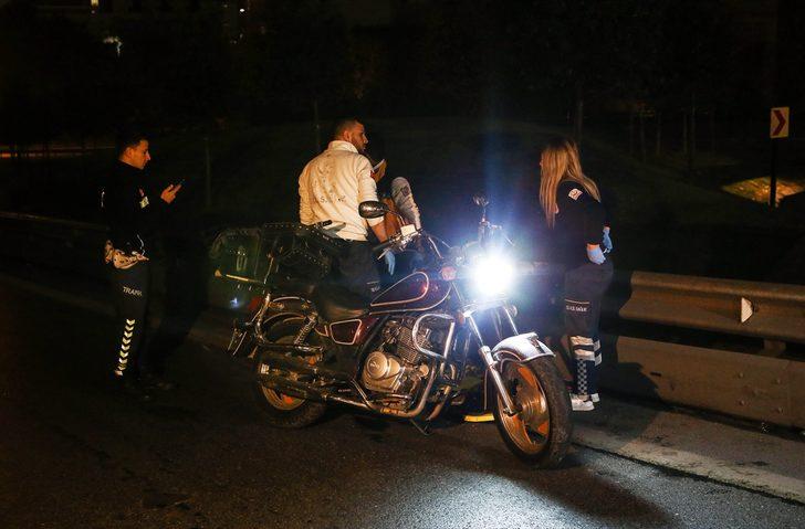 Motosikletiyle bariyerlere çarpan sürücü yaralandı G4