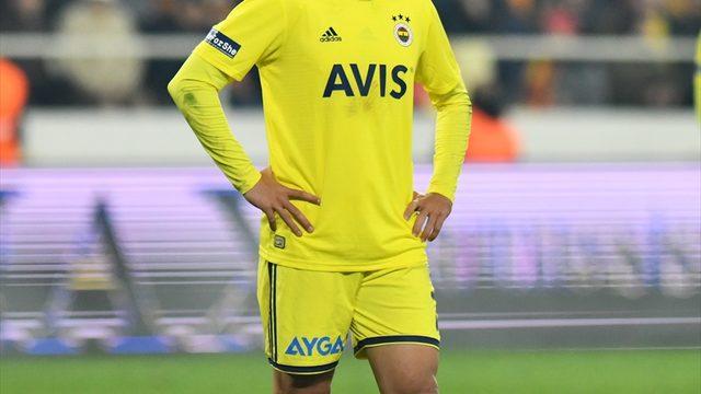 F.Bahçe'nin yıldızı patladı! Kırmızı kart...