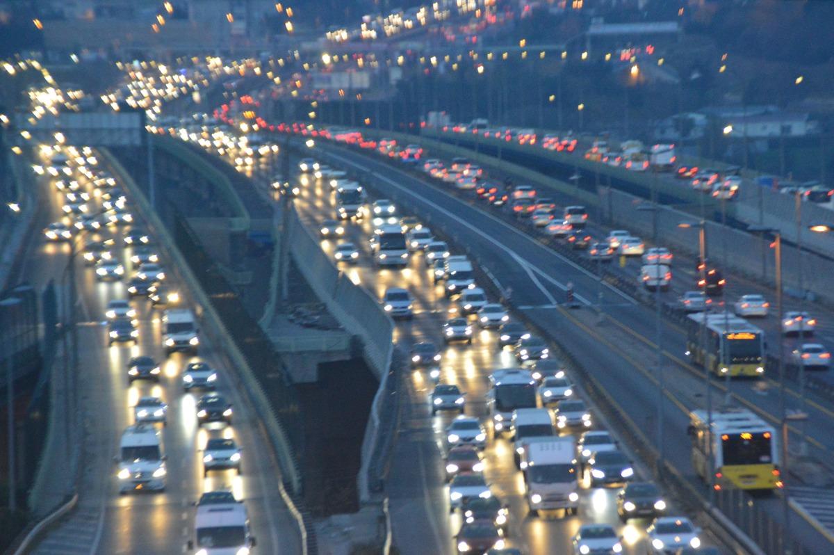 Okullar a&ccedil;ıldı, İstanbullunun trafik &ccedil;ilesi yeniden başladı