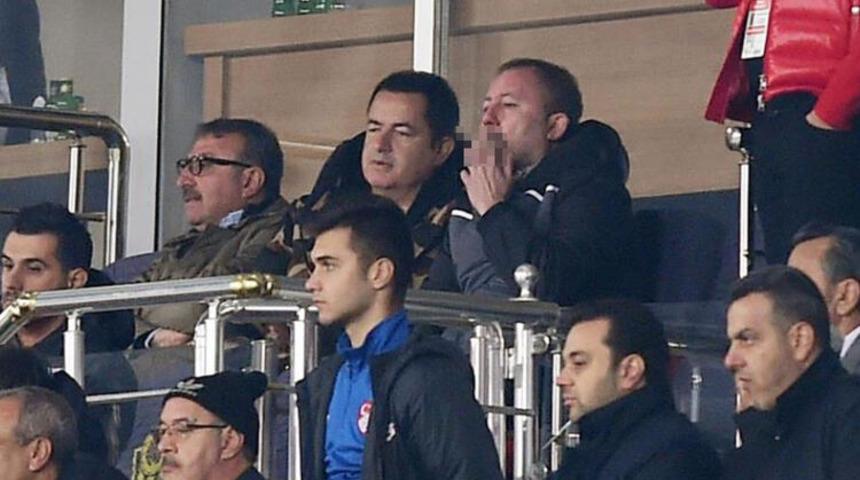 Sergen Yalçın tribünde sigara içerken yakalandı!
