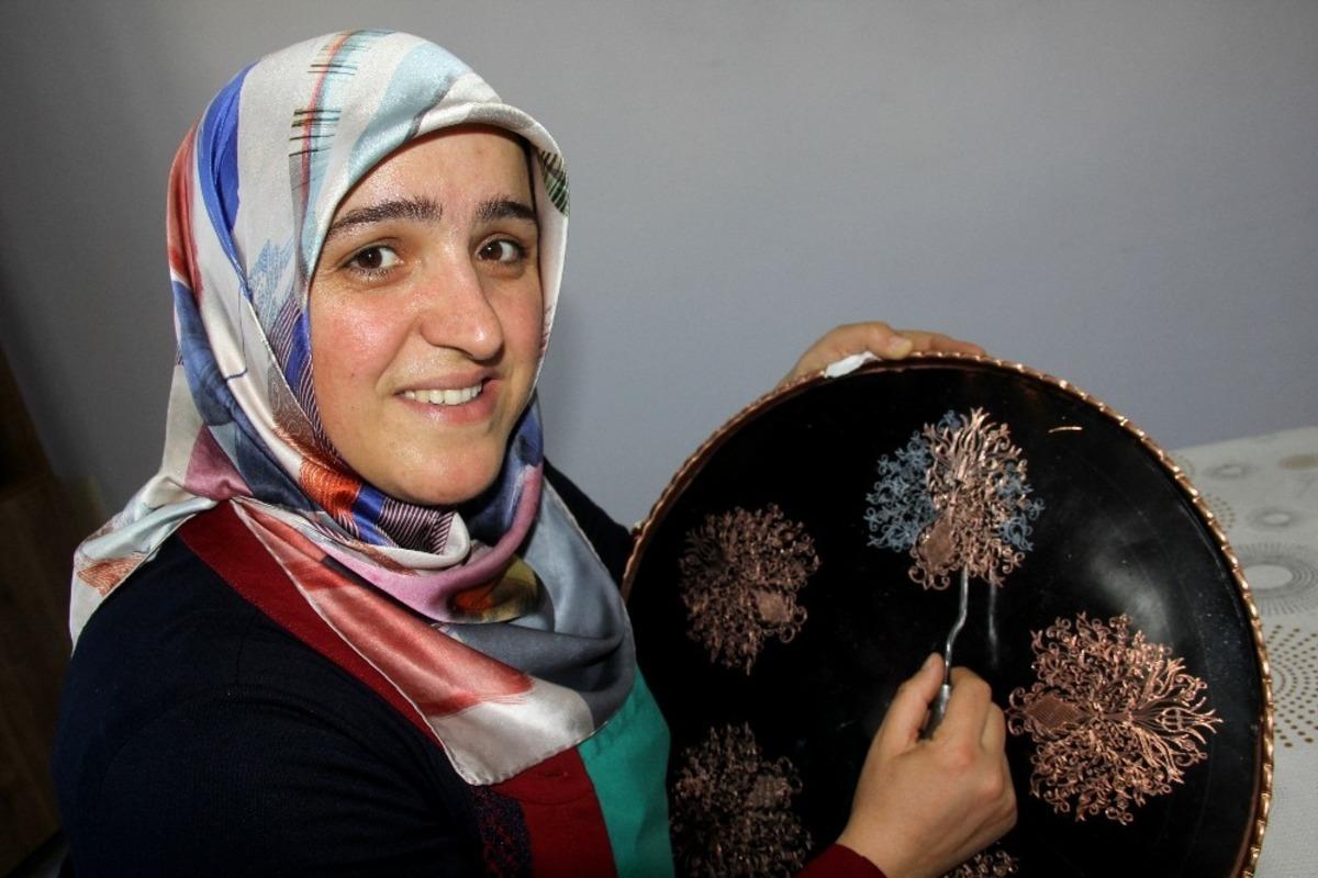 Bakırcılık sanatına ilgi duydu, Erzincan&rsquo;ın tek kadın bakır ustası oldu