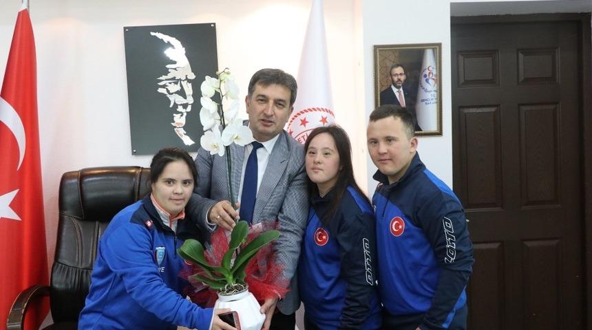 &Ouml;zel Sporculardan &Ouml;zel Ziyaret