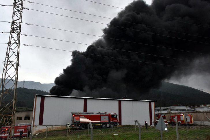 İzmir'de ambalaj deposundaki yangın kontrol altına alındı G1