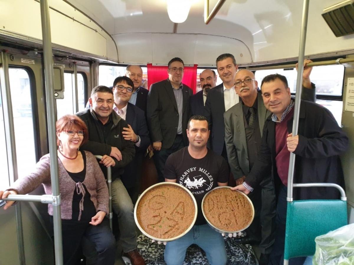 Tramvayda &ccedil;iğ k&ouml;fte ve baklava partisi