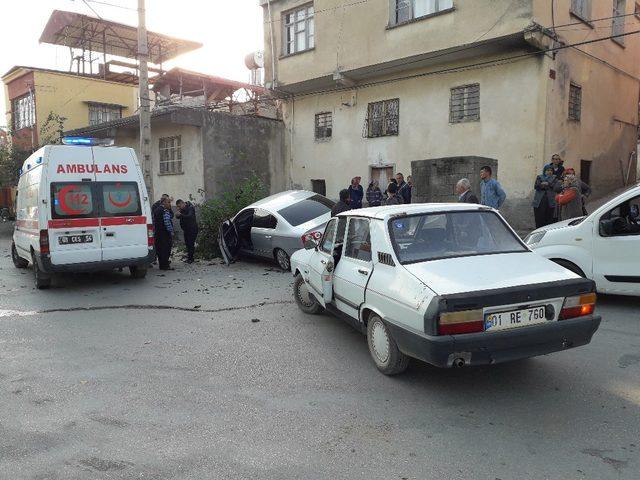 Kozan’da otomobiller kafa kafaya çarpıştı: 1 yaralı