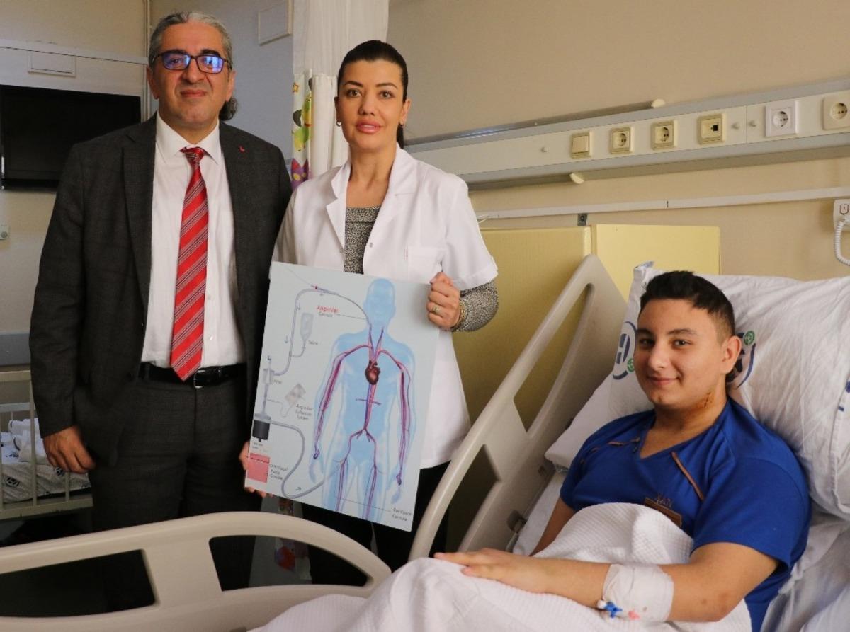 Yatalak kalmaktan &ouml;zel ameliyatla kurtuldu