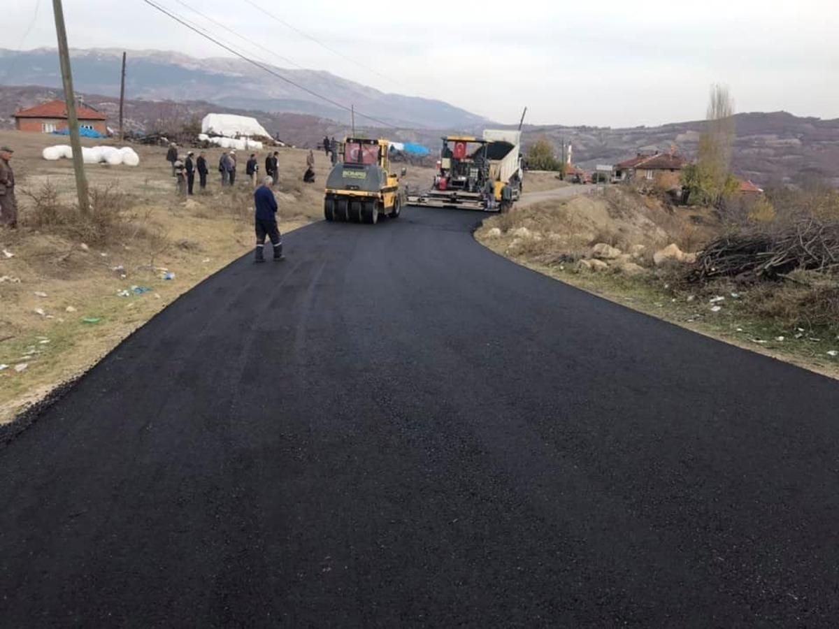 Şaphane&rsquo;de k&ouml;y yollarına sıcak asfalt