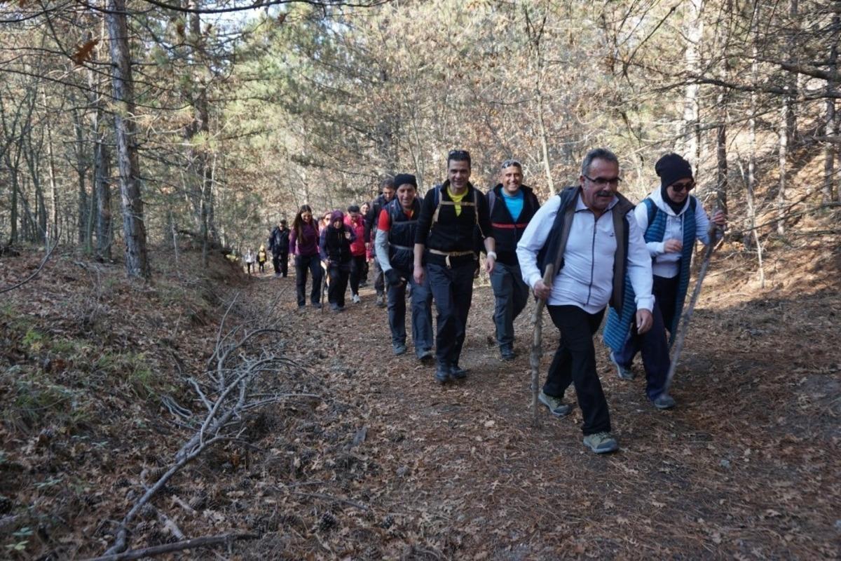 &Ouml;ğretmenler G&uuml;n&uuml;&rsquo;n&uuml; 16 kilometrelik y&uuml;r&uuml;y&uuml;ş ile kutladılar