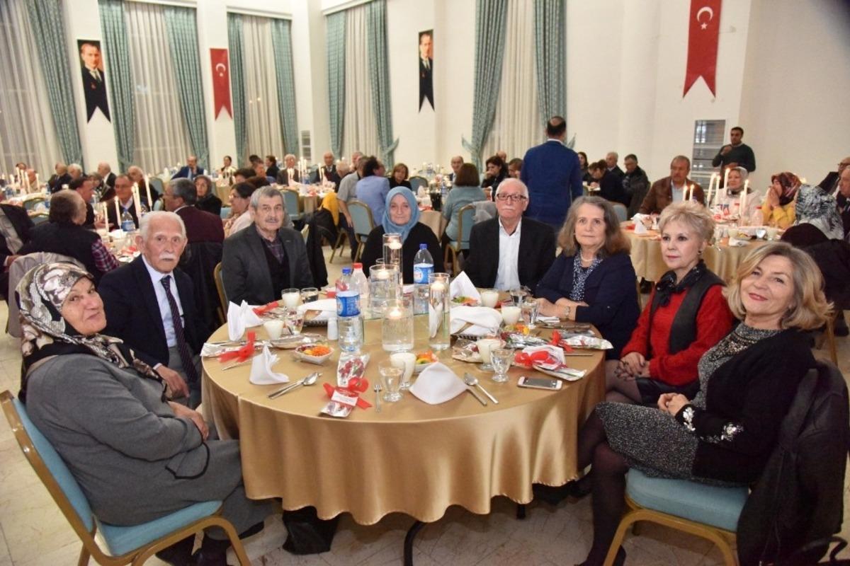 Emekli &ouml;ğretmenler akşam yemeğinde bir araya geldi