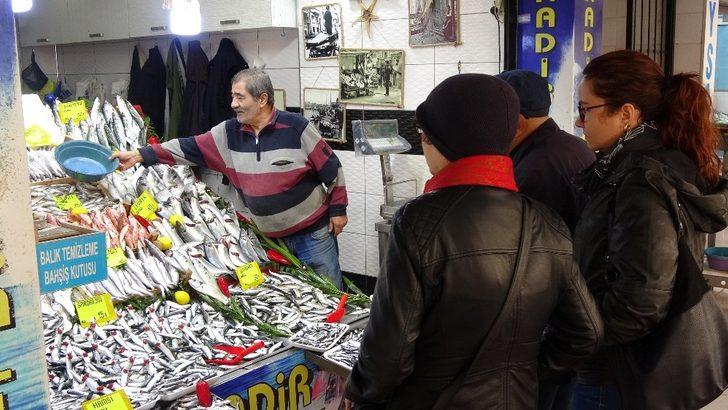 30 liraya satılan hamsinin fiyatı düşmeye başladı G2