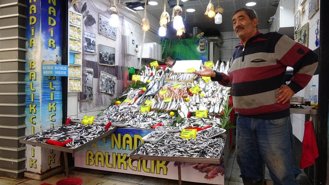 30 liraya satılan hamsinin fiyatı d&uuml;şmeye başladı