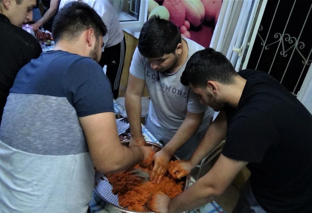 &rsquo;En g&uuml;zel ve en lezzetli &ccedil;iğ k&ouml;fte&rsquo;yi yapabilmek i&ccedil;in yarıştılar