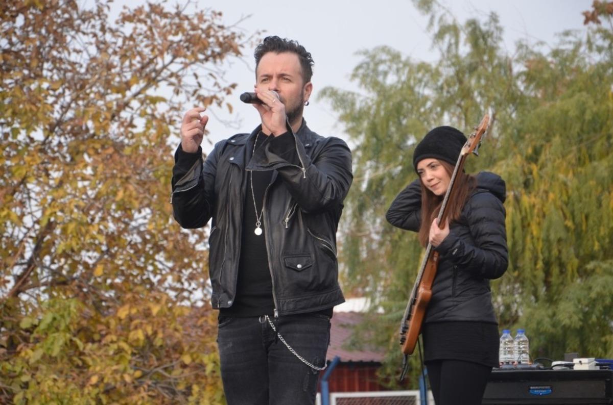 Sanat&ccedil;ı Emre Aydın hayranlarıyla buluştu