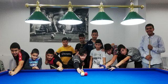 Zeytinköylü gençler bilardo öğreniyor