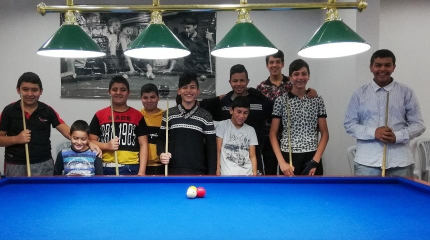 Zeytinköylü gençler bilardo öğreniyor