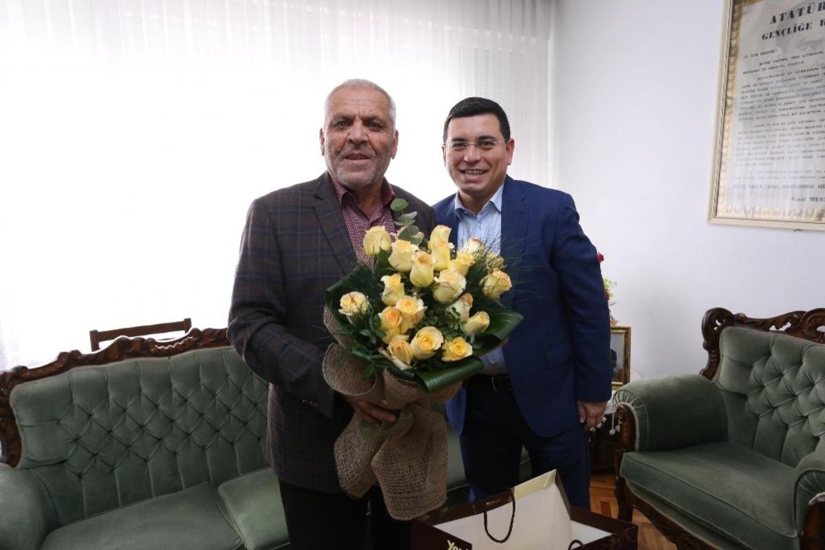 Başkan T&uuml;t&uuml;nc&uuml; kendi ilkokul &ouml;ğretmenini ziyaret etti