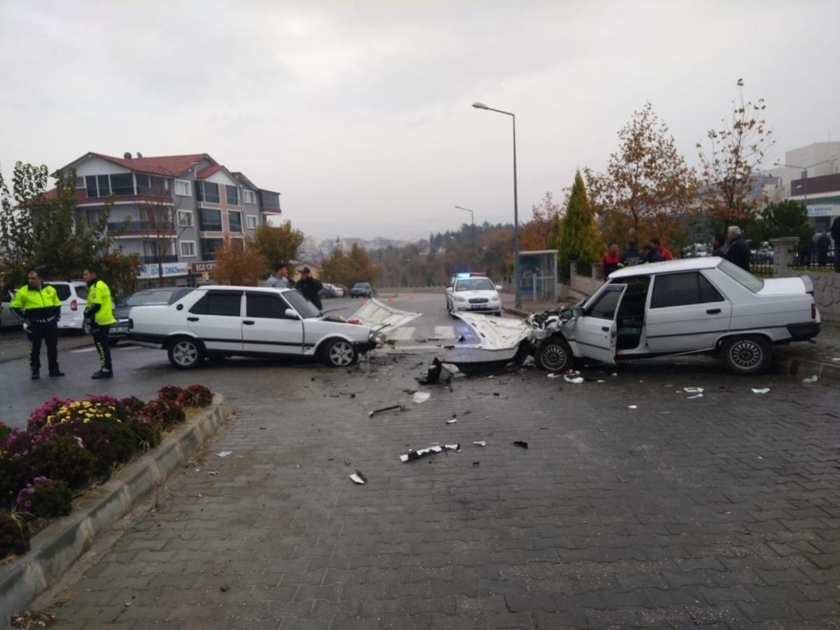 Gediz&rsquo;de trafik kazası: 2 yaralı