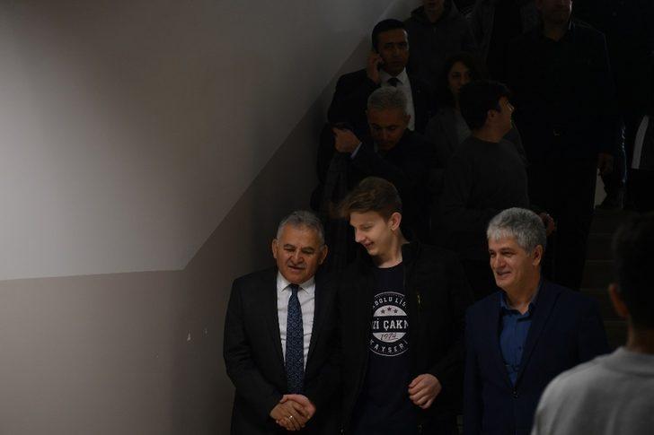 Başkan Büyükkılıç, Fevzi Çakmak Anadolu Lisesi’ni ziyaret ederek öğretmen ve öğrencilerle görüştü G1