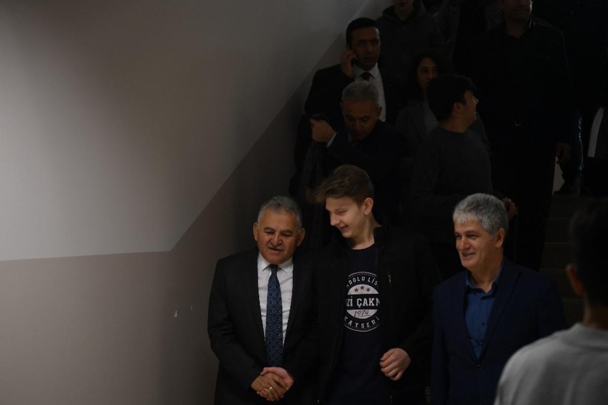 Başkan B&uuml;y&uuml;kkılı&ccedil;, Fevzi &Ccedil;akmak Anadolu Lisesi&rsquo;ni ziyaret ederek &ouml;ğretmen ve &ouml;ğrencilerle g&ouml;r&uuml;şt&uuml;