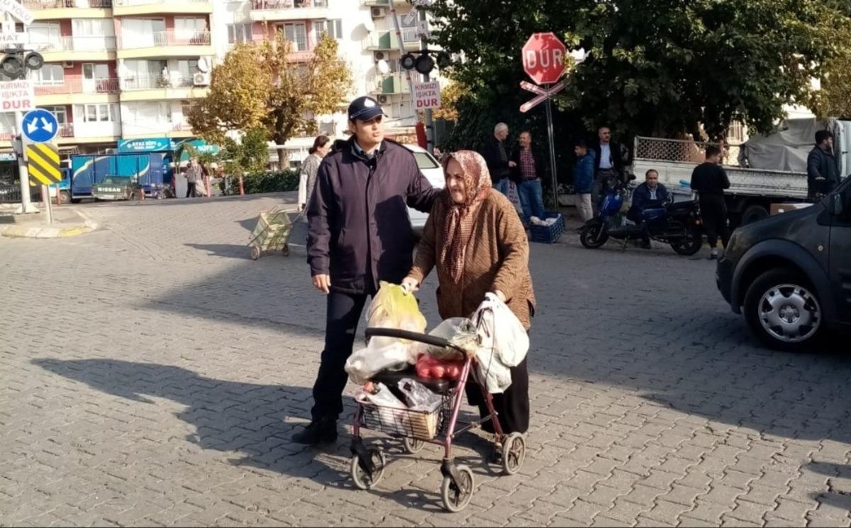 Pazaryerinde yaşlı ve engelliye zabıta yardımı