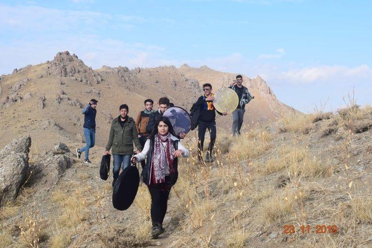 Yüksekovalı öğrenciler 2 bin 870 rakımda erbane çaldı G2