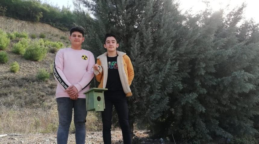 Yaşları k&uuml;&ccedil;&uuml;k yaptıkları &ouml;rnek davranış b&uuml;y&uuml;k