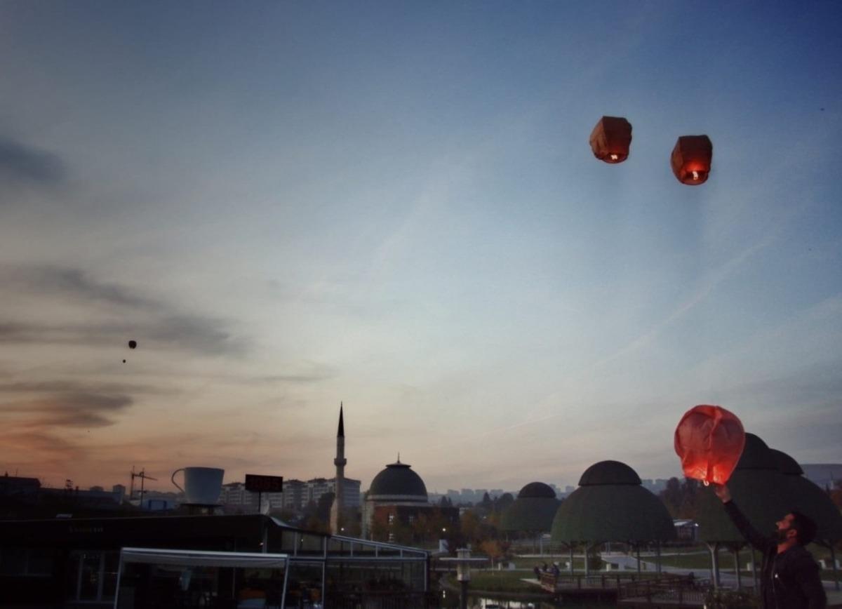 Turuncu  dilek fenerleri ile kadına şiddete dikkat &ccedil;ektiler