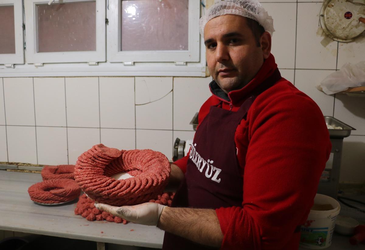 Sivas k&ouml;ftesi tarifi: Yapımında sadece et ve tuz kullanılıyor, 2019 yılında satış rekoru kırıldı
