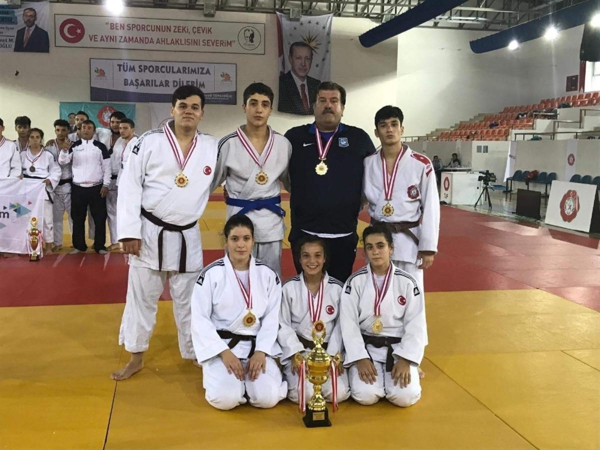 Yunusemre Belediyespor judoda 1. Lige y&uuml;kseldi