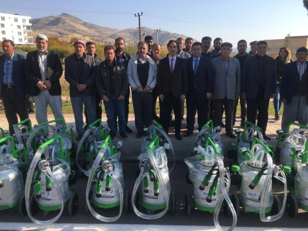Hazro&rsquo;da &ccedil;ift&ccedil;ilere 29 adet s&uuml;t sağım makinesi dağıtıldı