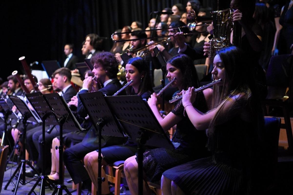 Beylikd&uuml;z&uuml;&rsquo;nde gen&ccedil;ler &ouml;ğretmenler i&ccedil;in sahnedeydi